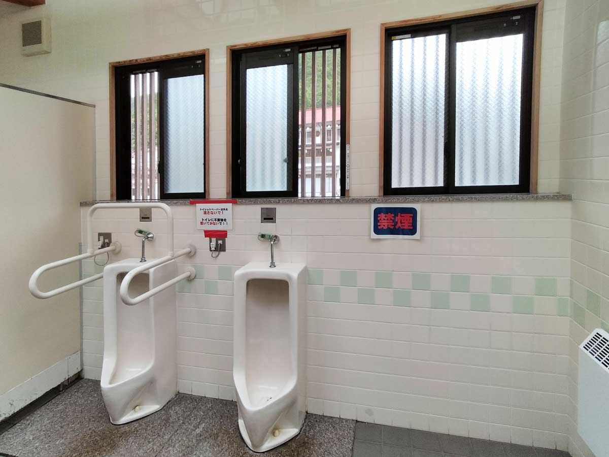 洞川龍泉寺前公衆トイレ