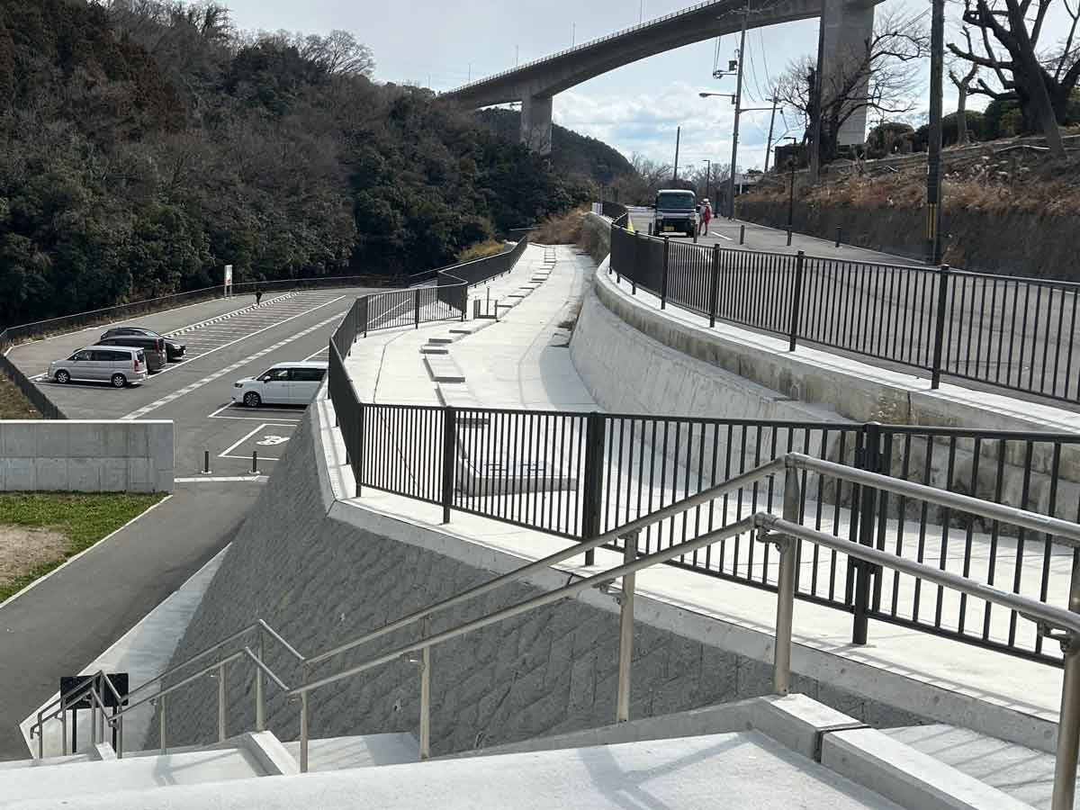 車いすマークの車用と自転車用の駐車場