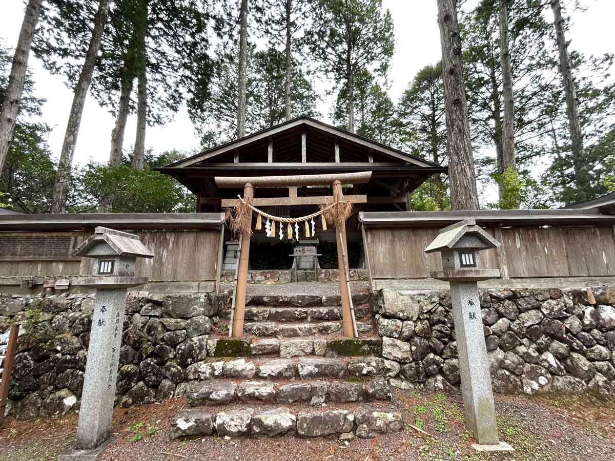 祭神は豪族・竹原八郎