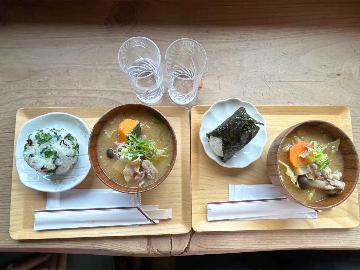 おにぎりと豚汁