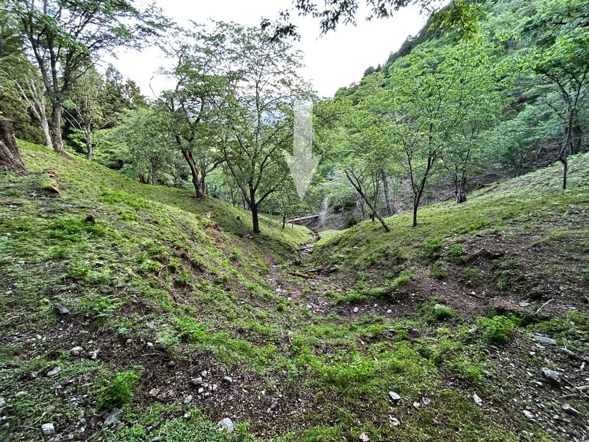 眼下の橋と散策路