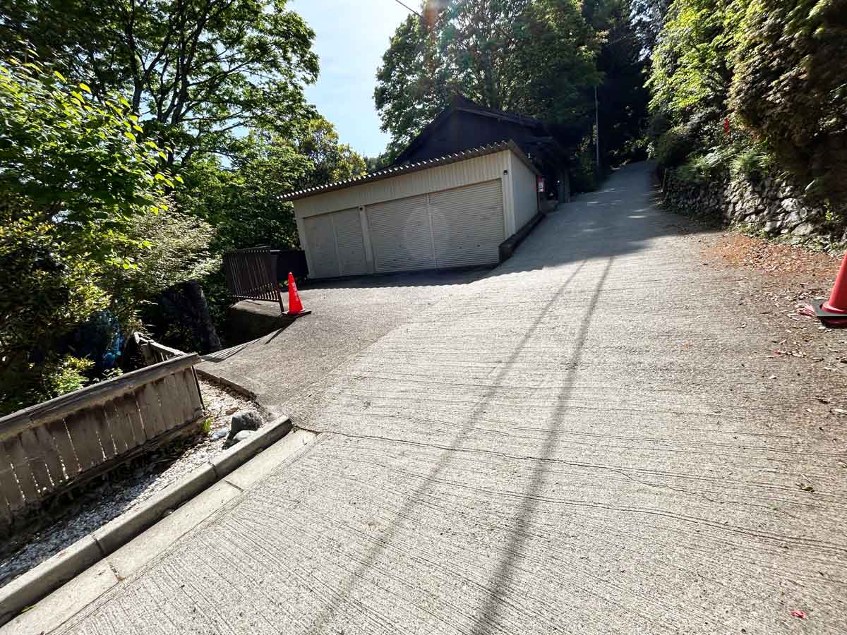 上千本の民家横の道から舗装道路へ