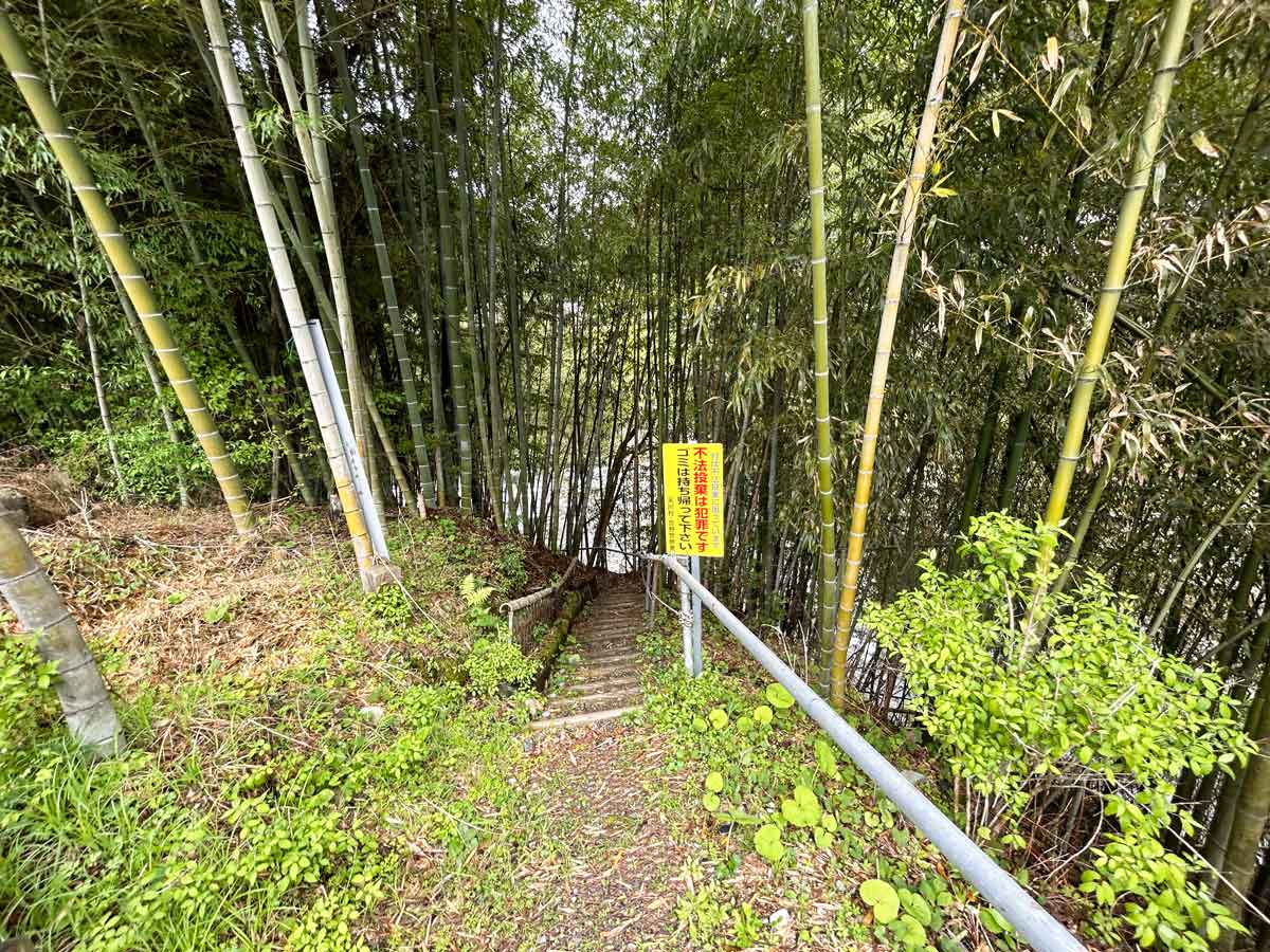 川べりの私有地で川遊び