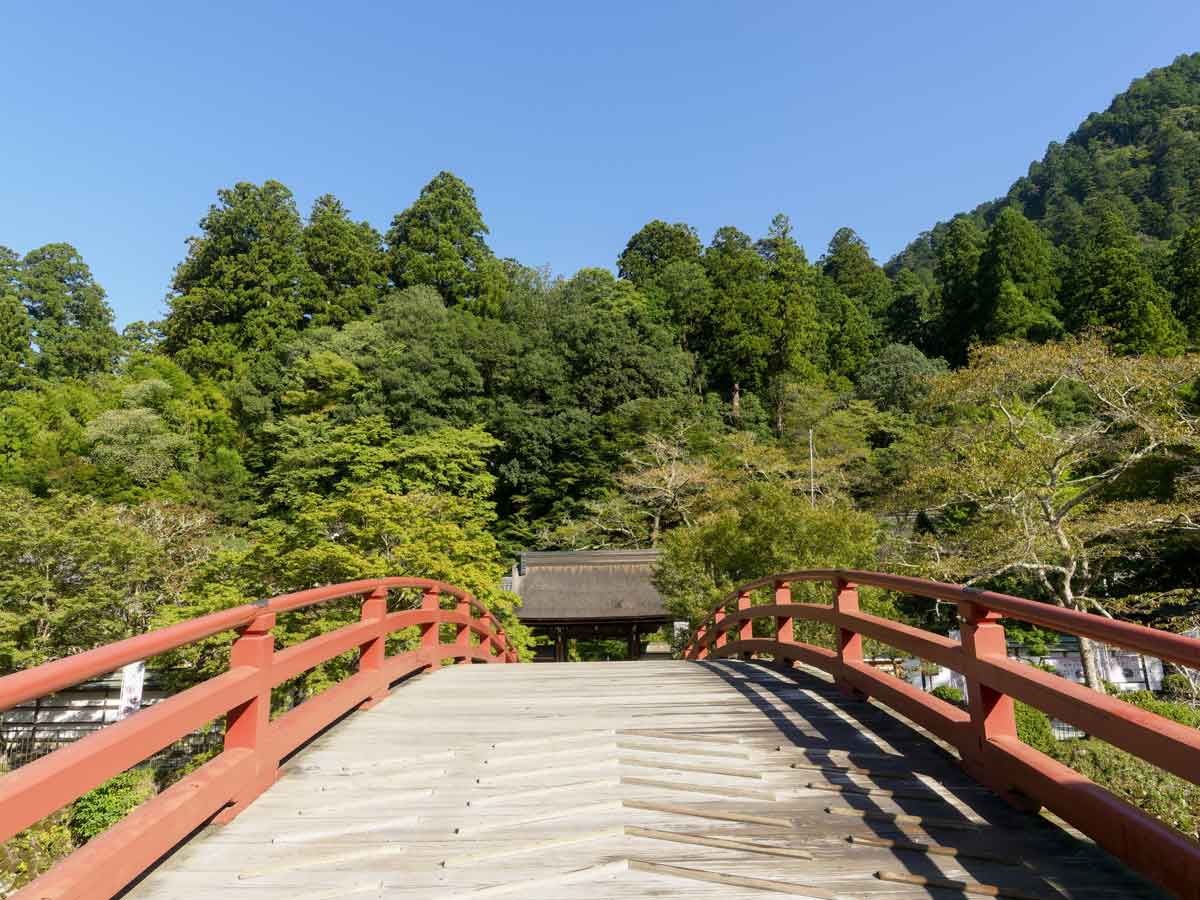 朱塗りの太鼓橋