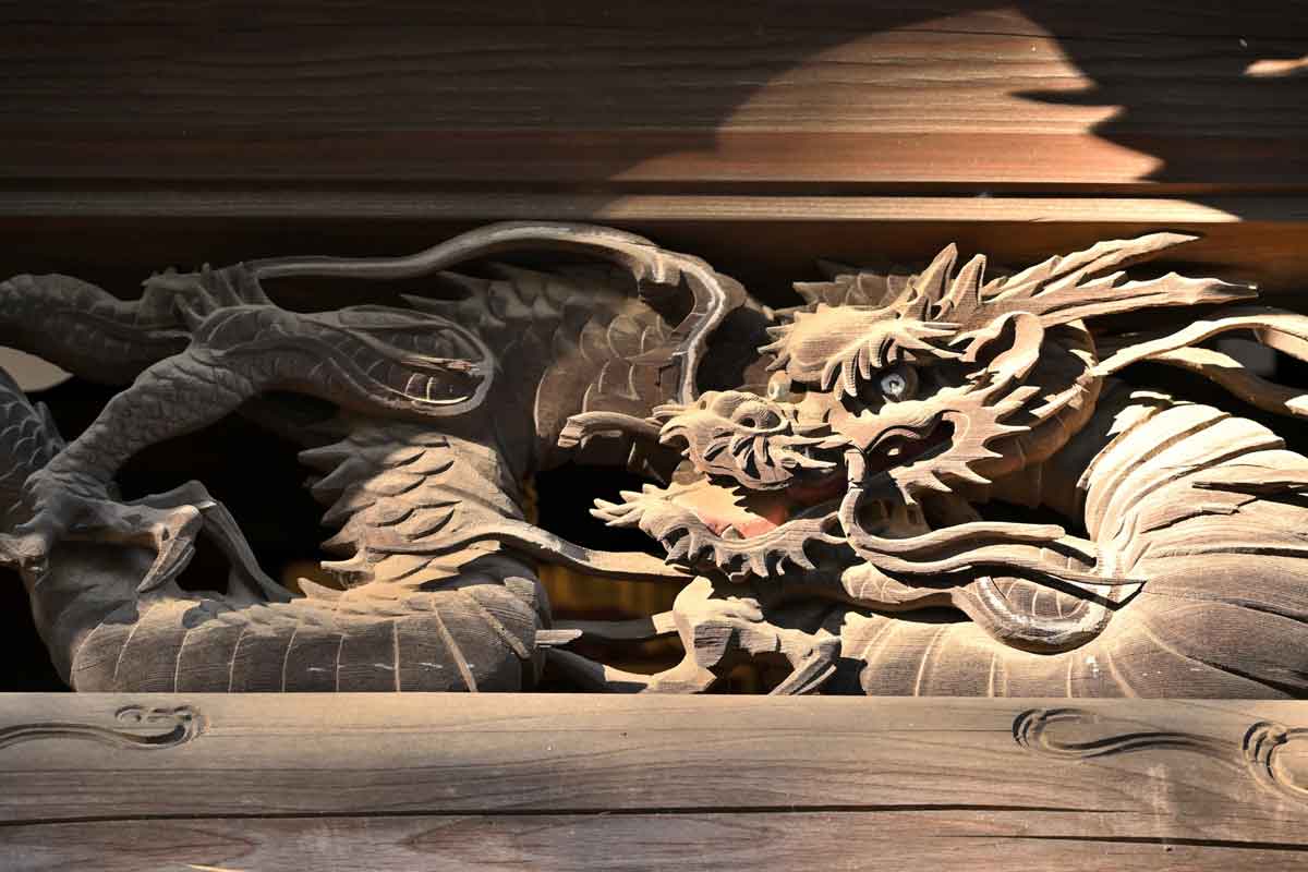 龍の透かし彫り