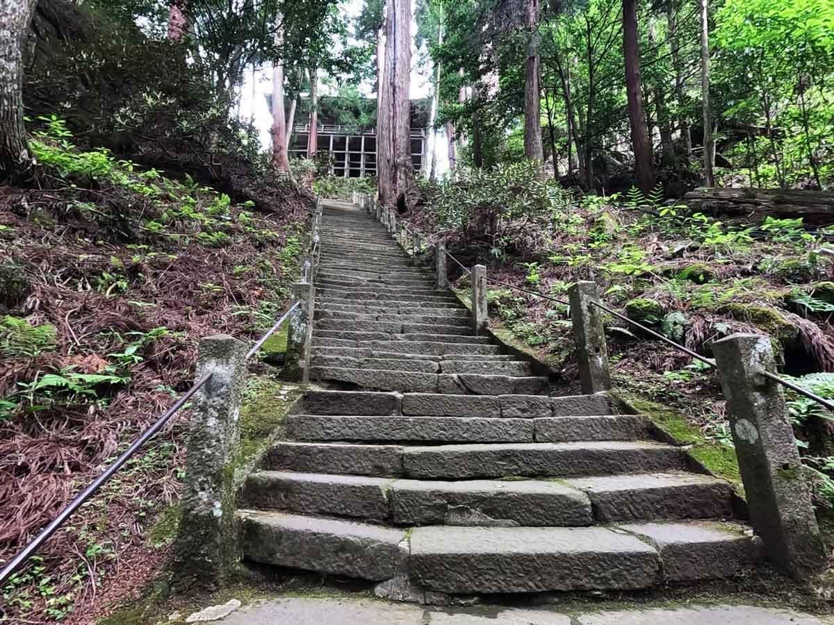 奥の院への石段