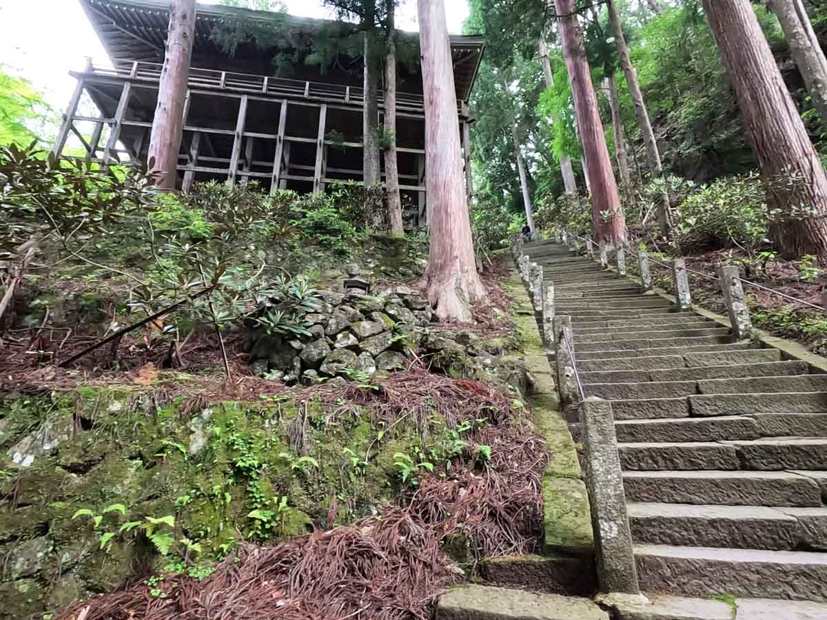 静寂に包まれた石段