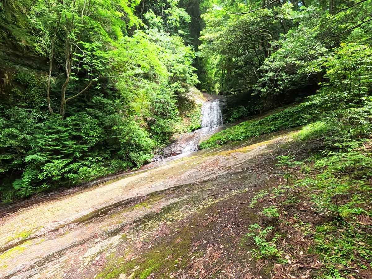 招雨瀑　上流