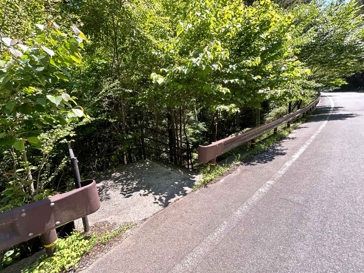 かじかの滝への入り口