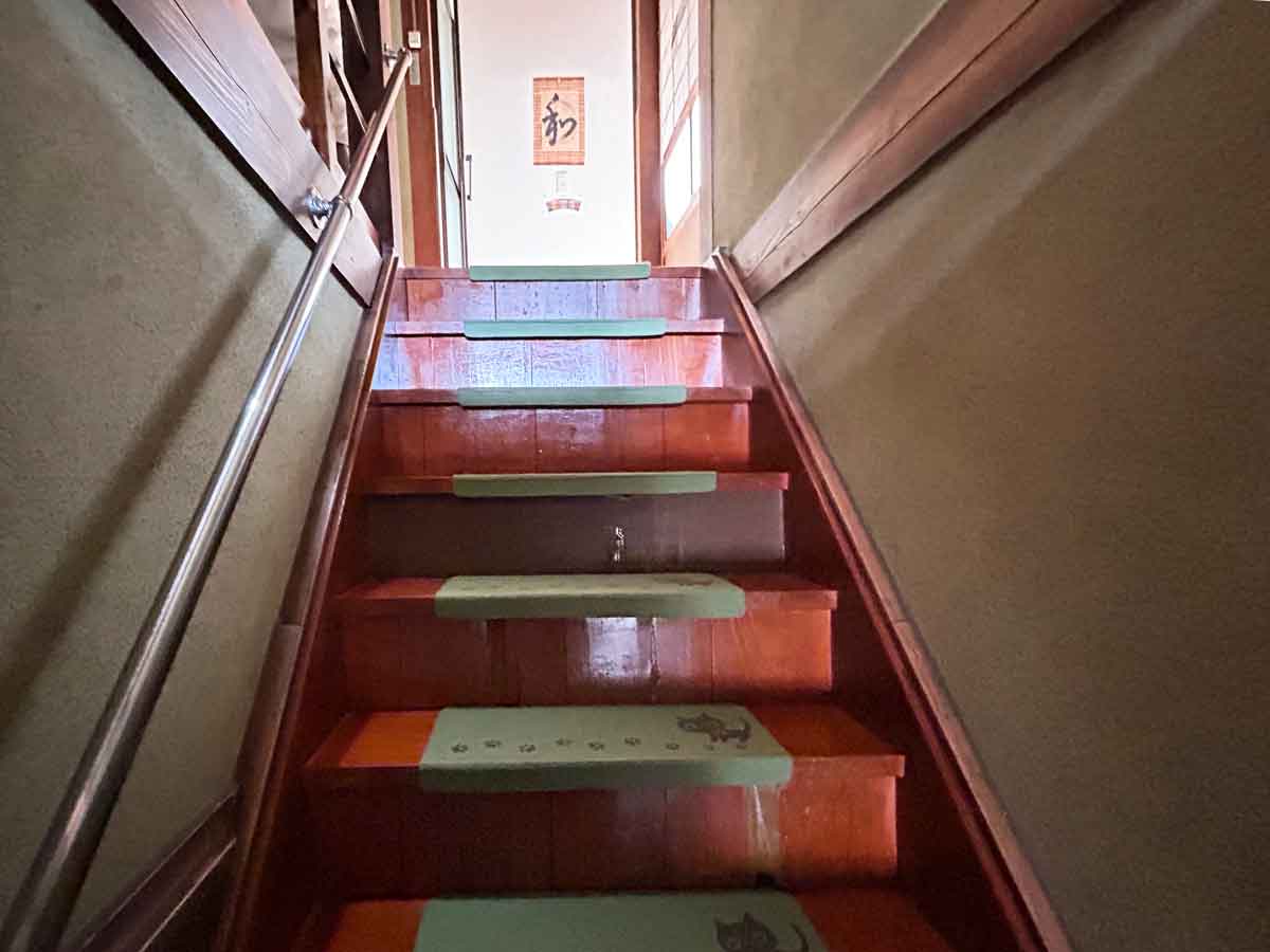 2階へと続く階段