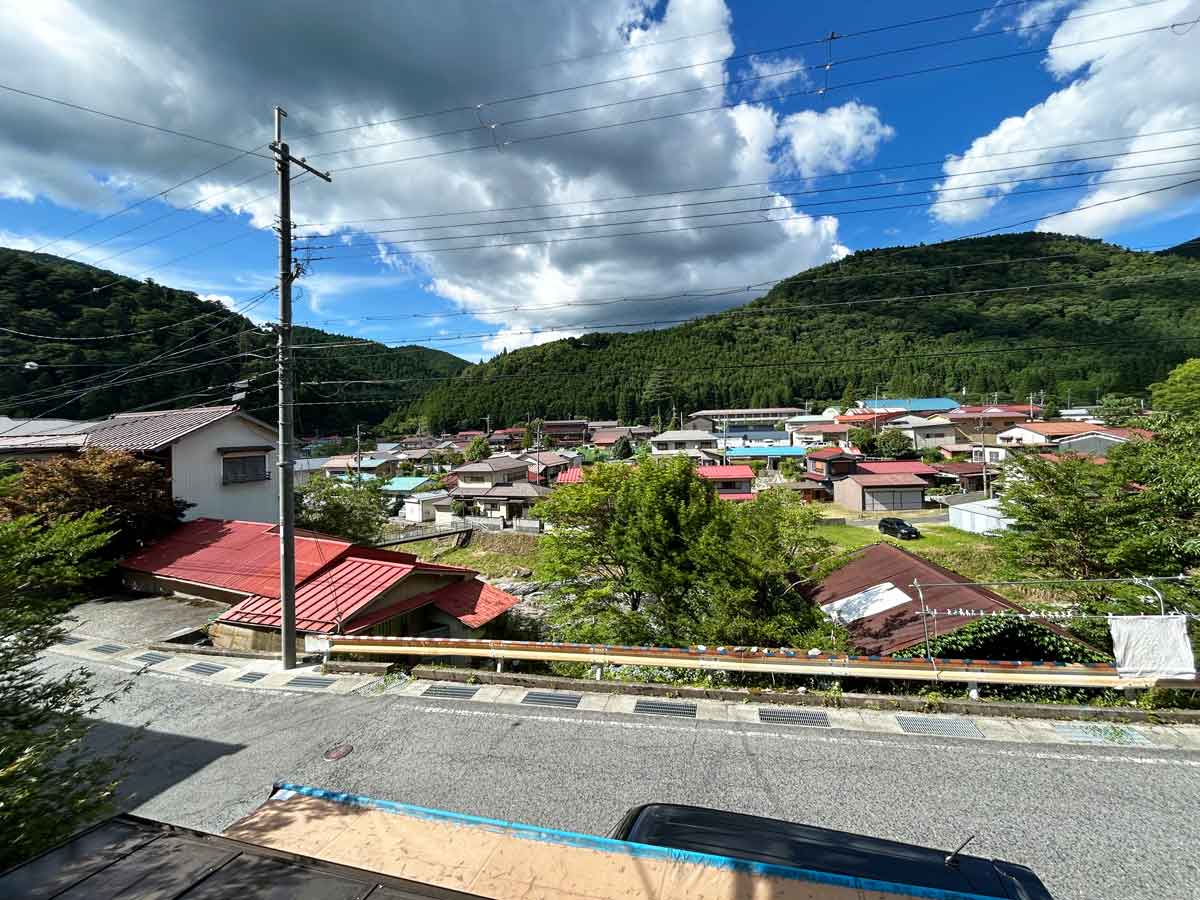 かりがね橋を渡る人の遠景