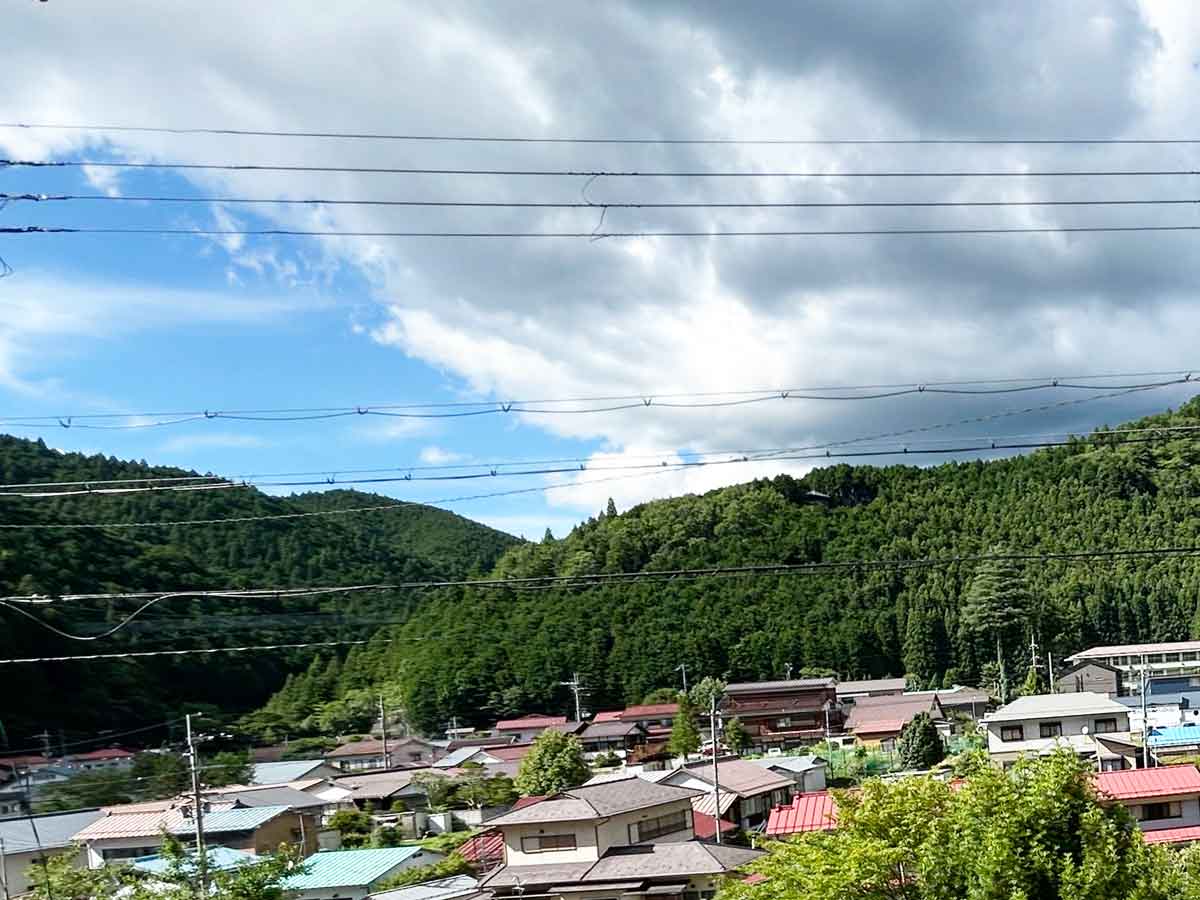 かりがね橋を渡る人の遠景