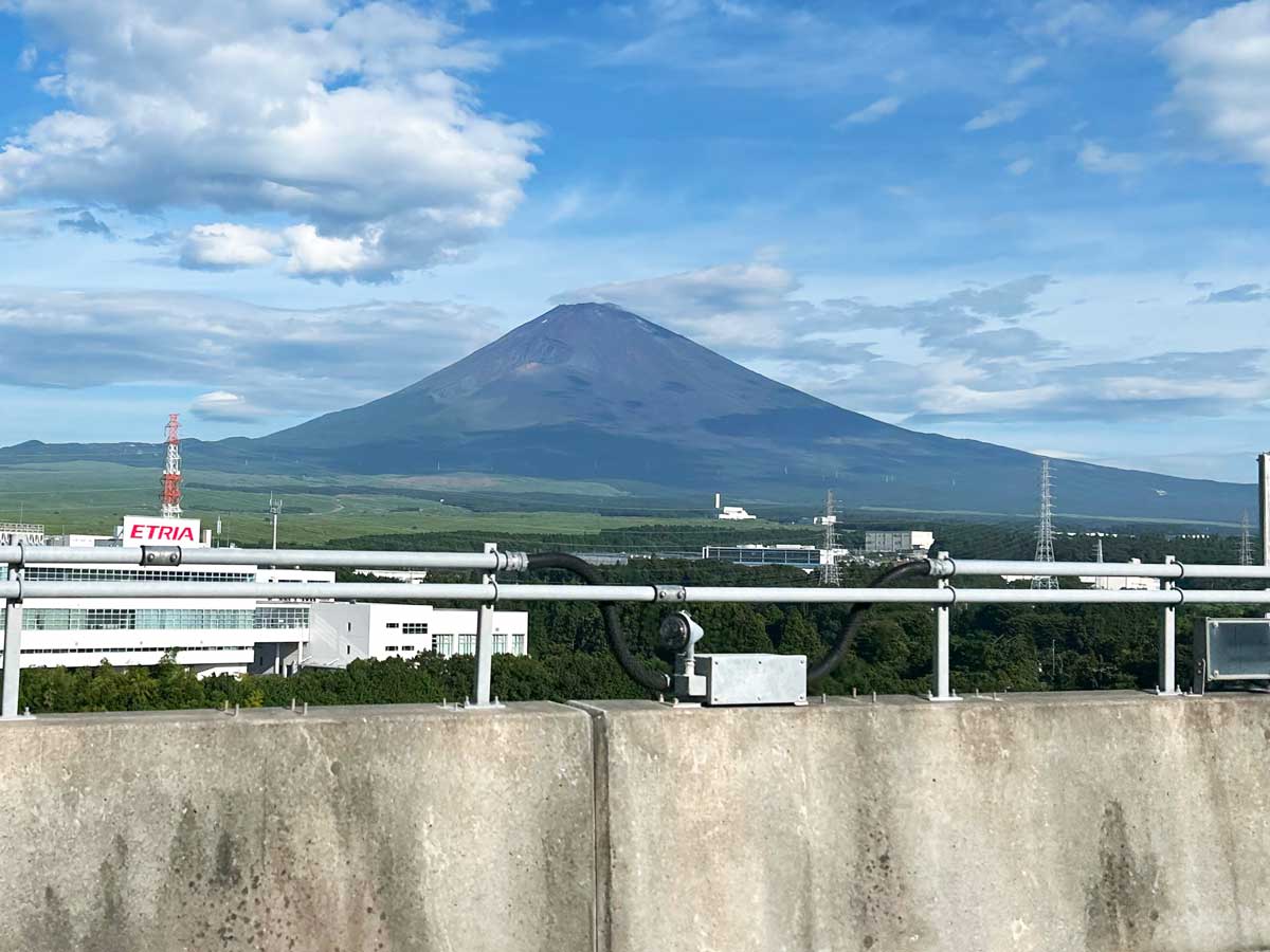 新東名高速道路からの富士山