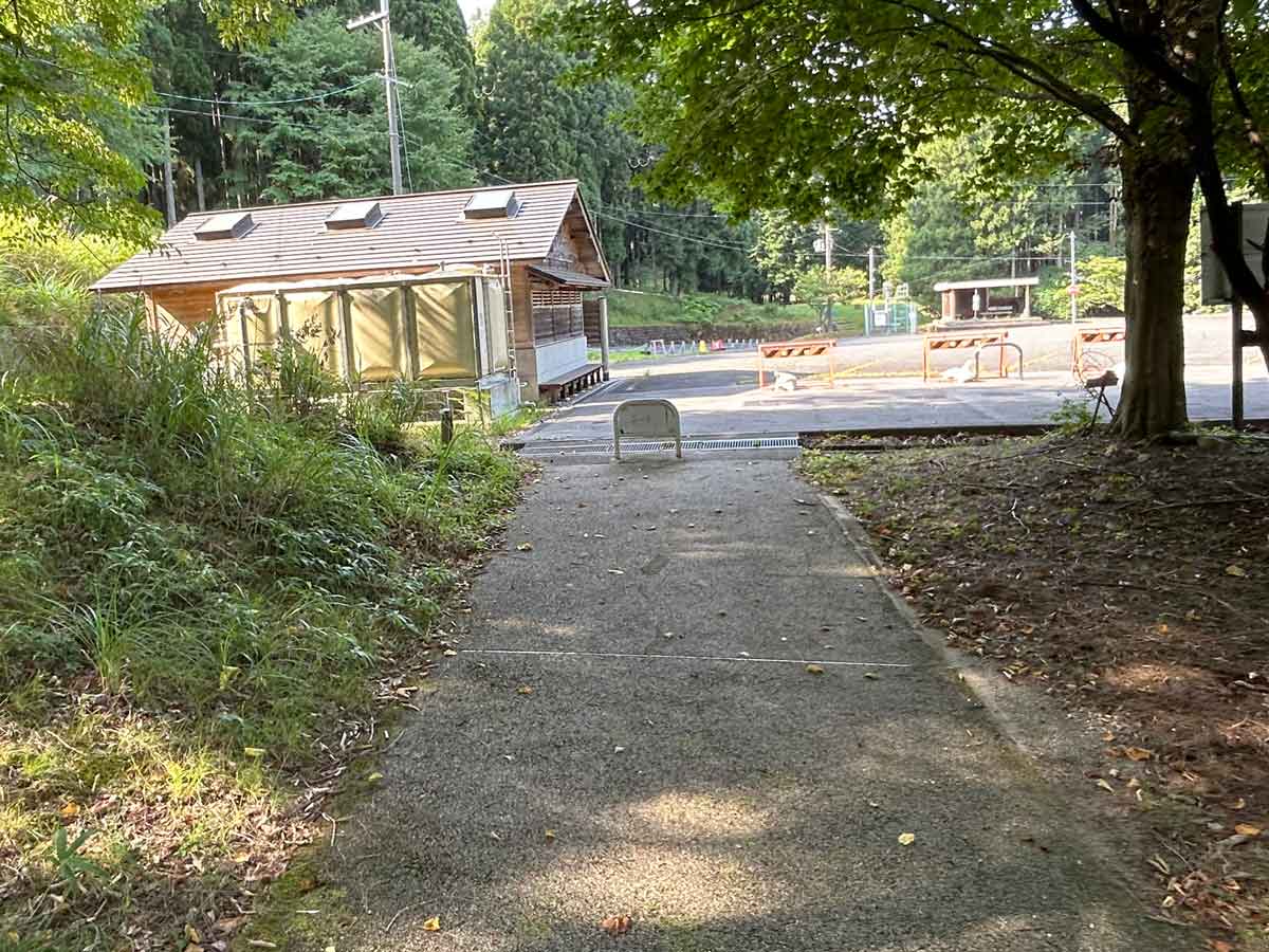 青少年自然の家の第一駐車場の全景と公衆トイレ