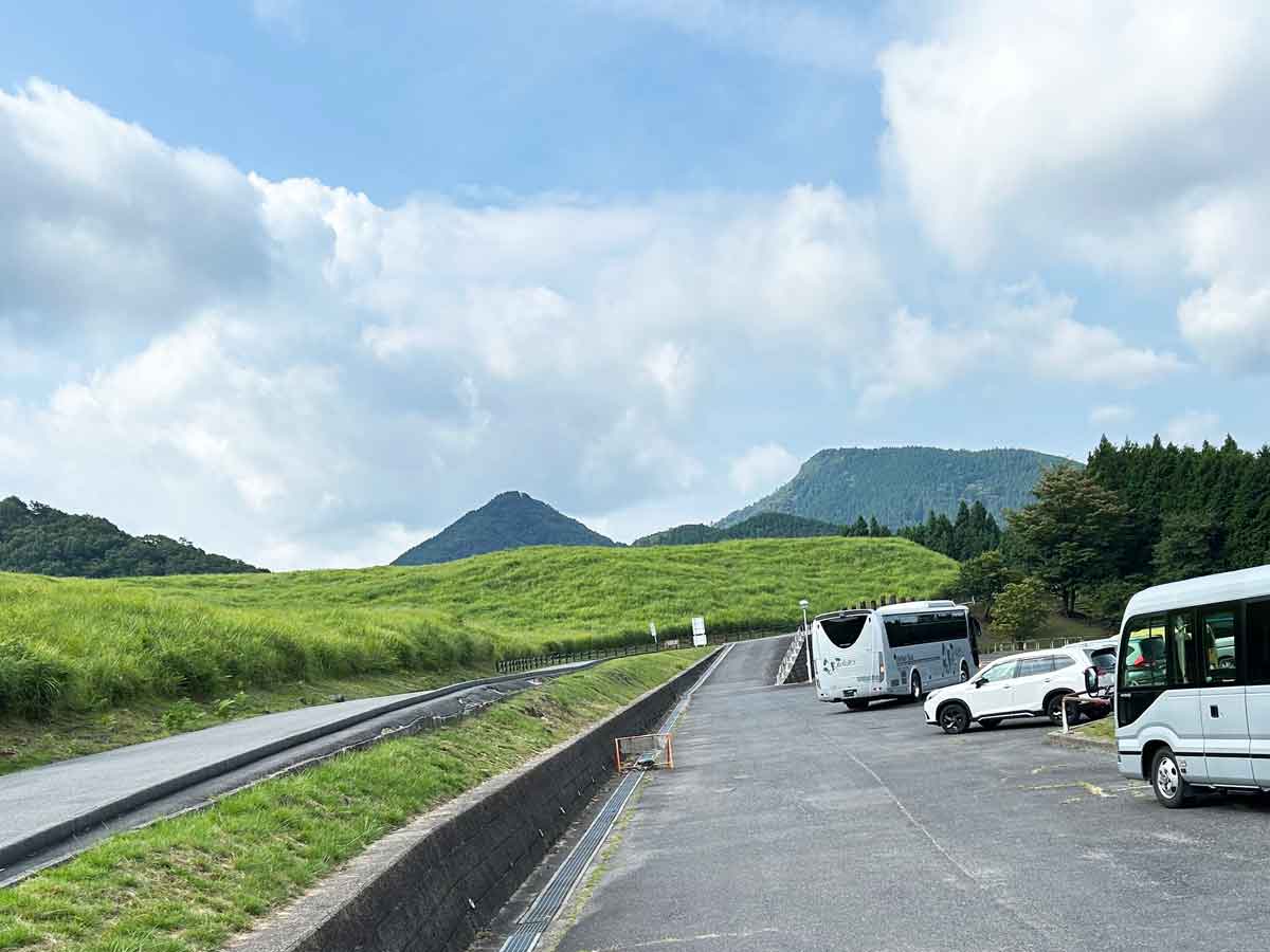 大きなバスが駐車場に入ってくる