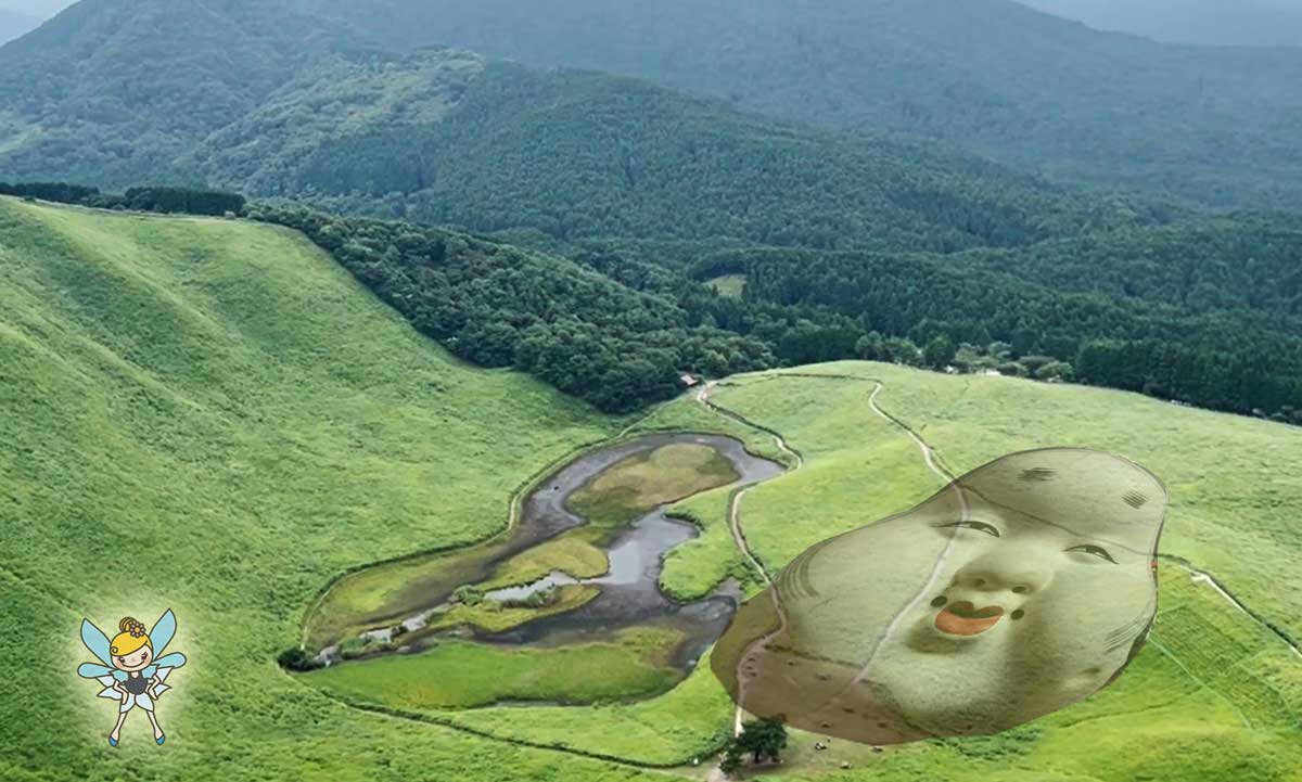 登りきった尾根道から見下ろすお亀池