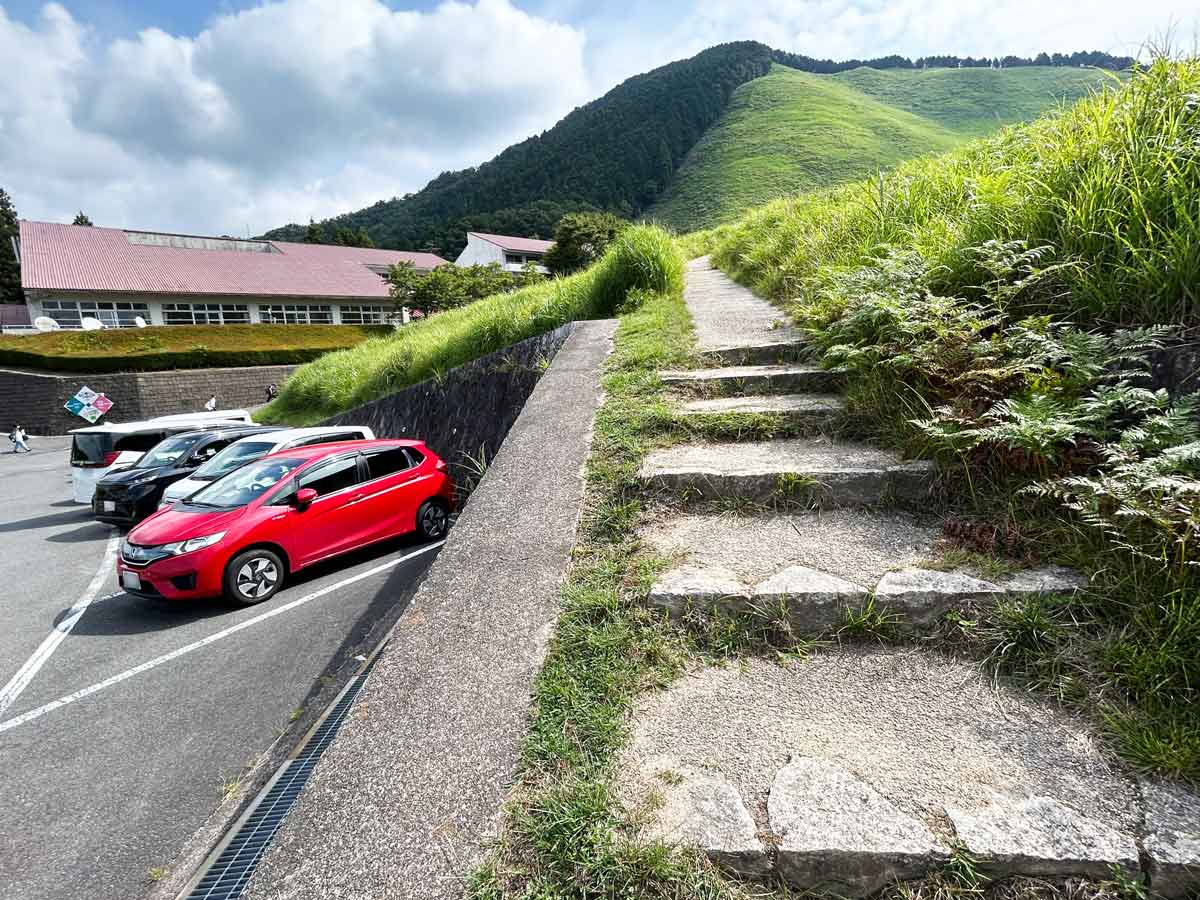 第二駐車場のすぐ上の散策路