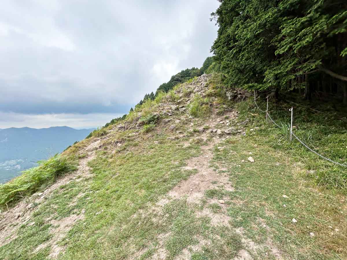 鎖付きの山道