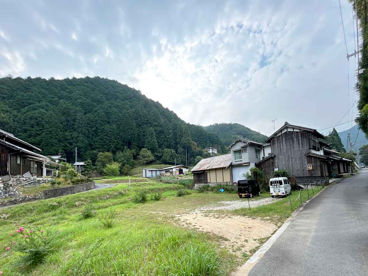 宿の周囲の広い駐車場・田畑・山々(豊かな自然の吉野町)