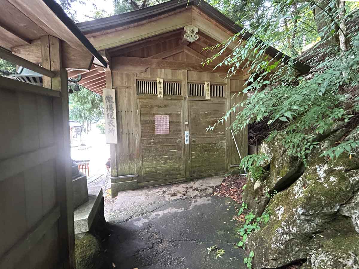 滝場脱衣室　ここが入口です