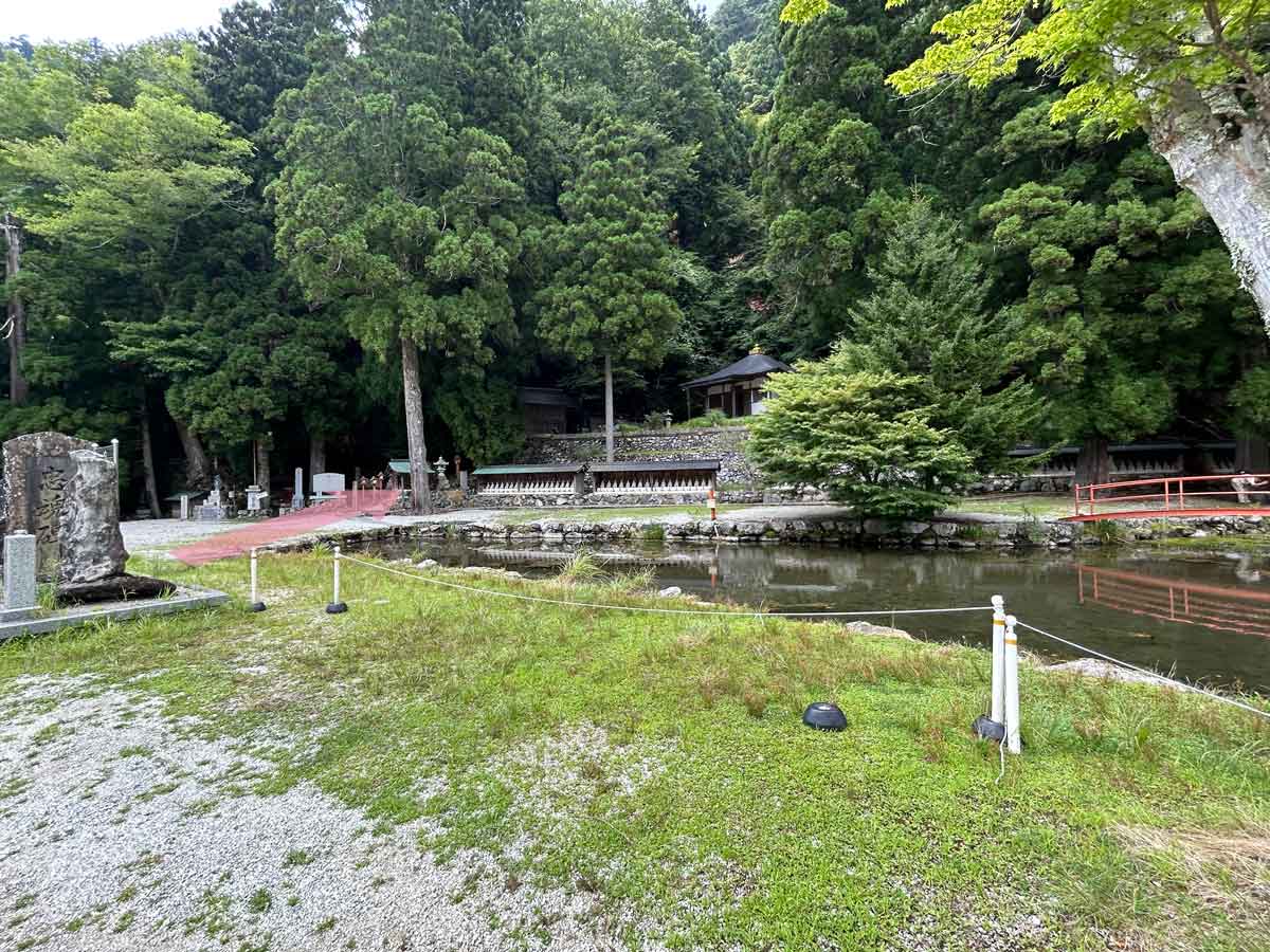 ゆるやかな坂を上ります