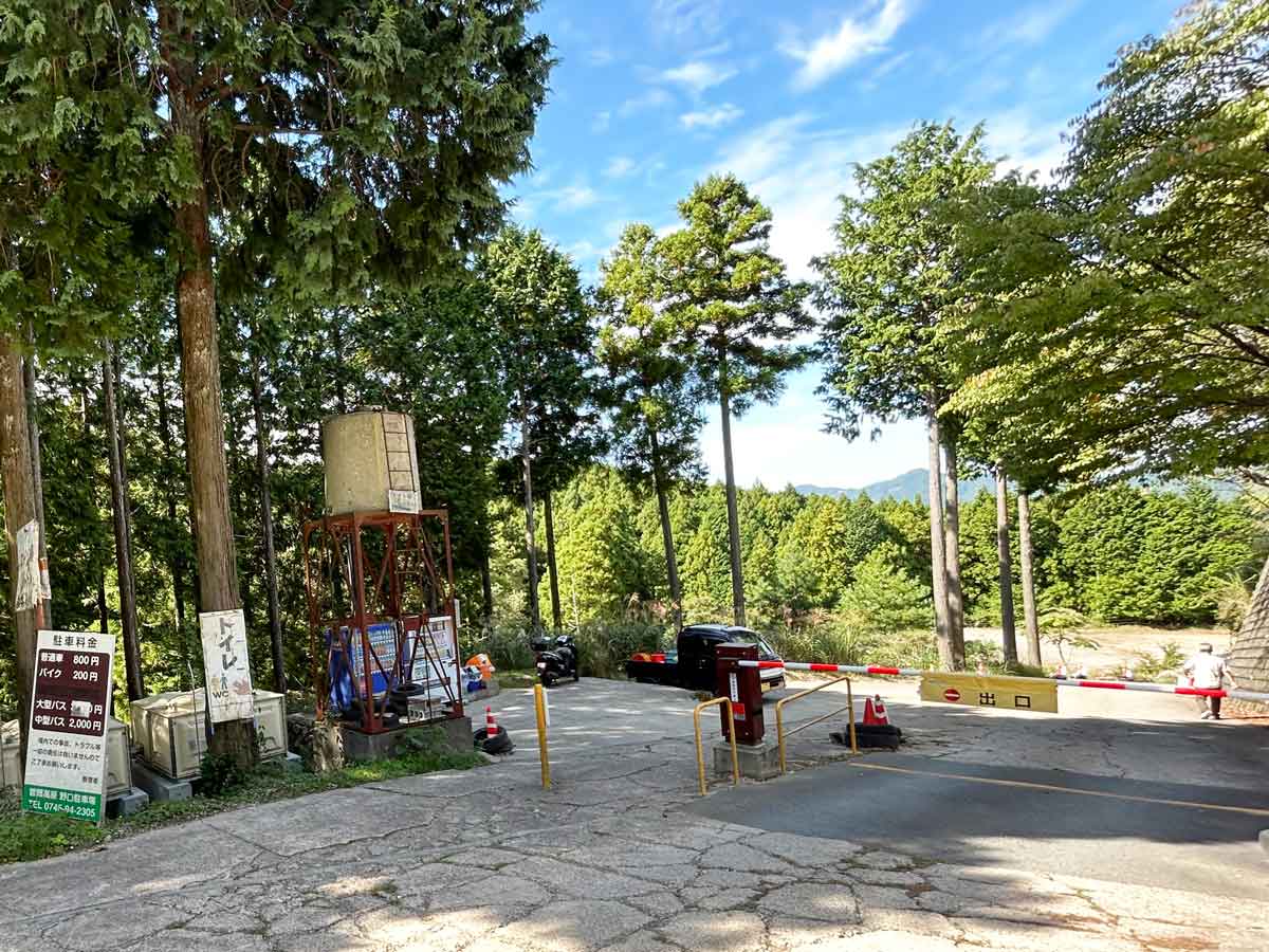 トイレ案内・貯水槽・飲み物の自動販売機