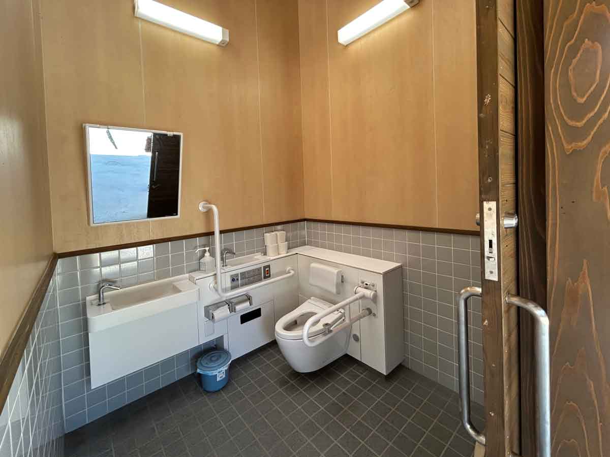 共用トイレの内部