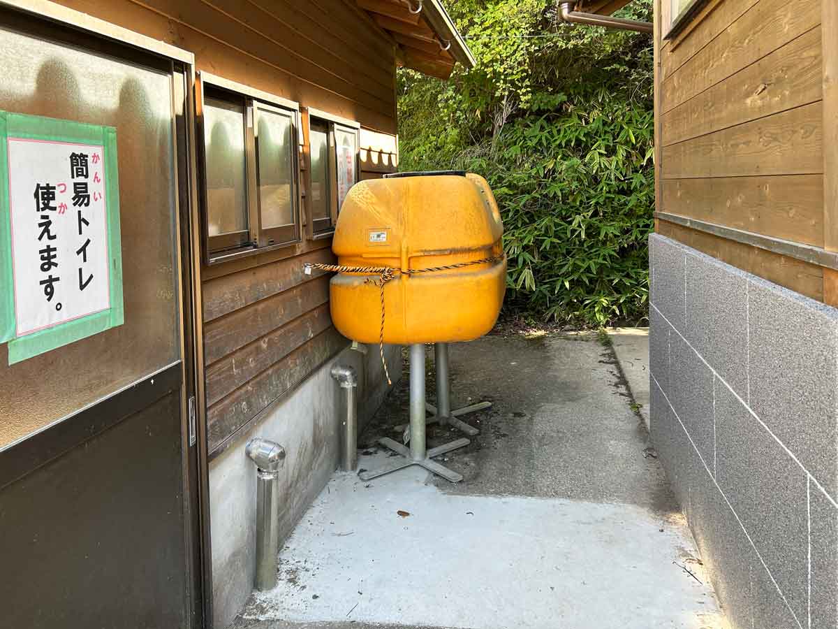 「簡易トイレ使えます」の案内