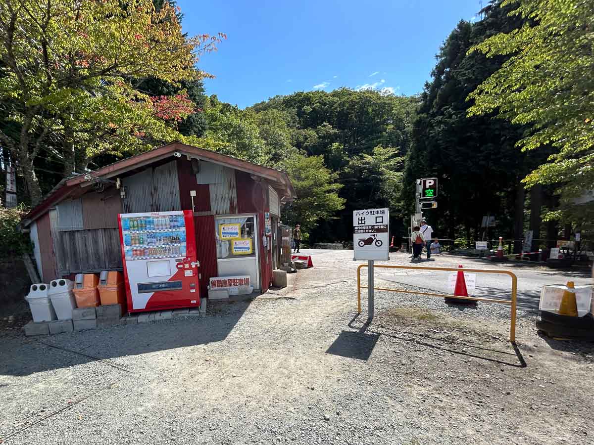 バイク出口の案内があります