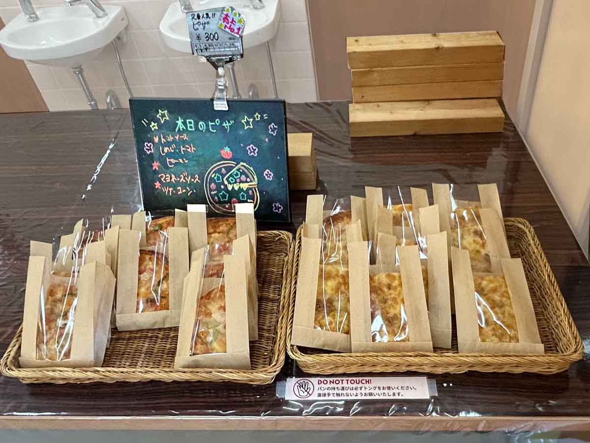 トマトソースのしめじ・トマト・ピーマン、マヨネーズソースのツナ・コーン