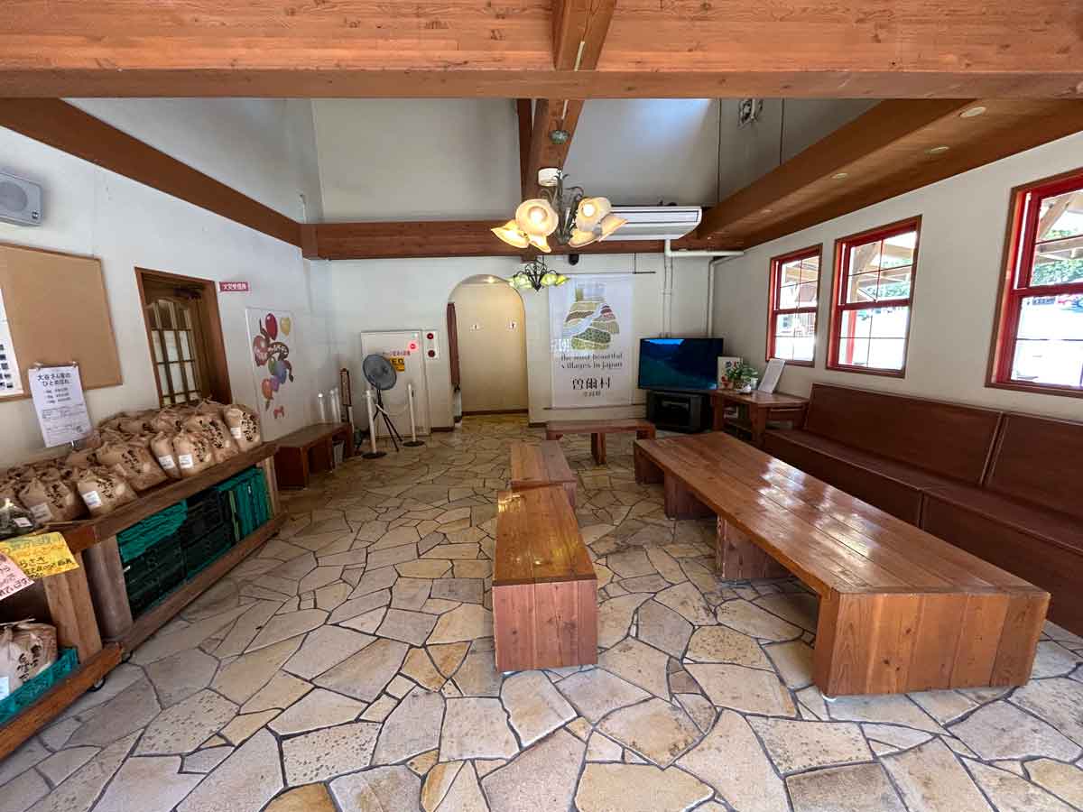 入口を入ってすぐの休憩所