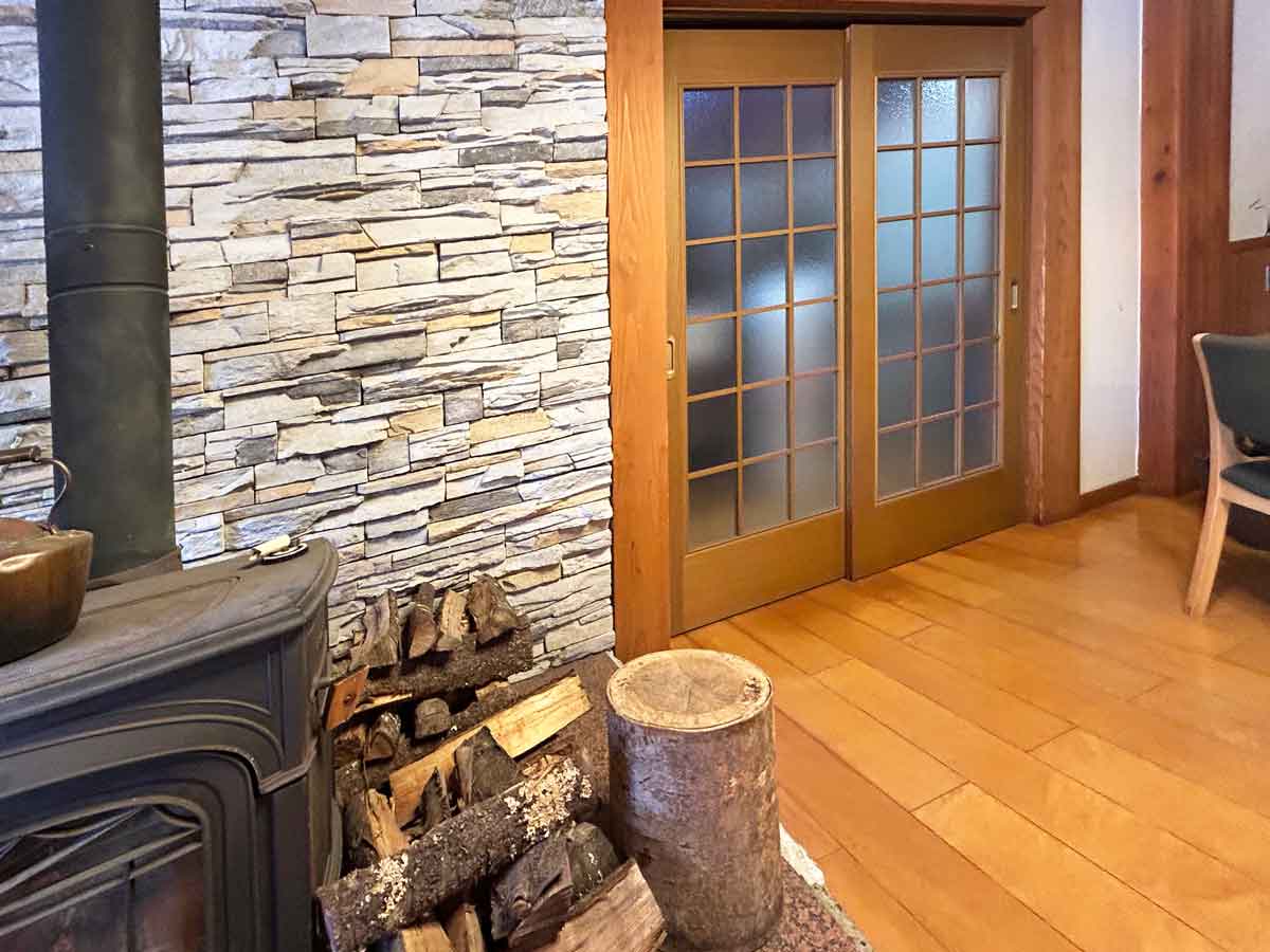 レストラン内のストーブ前の席