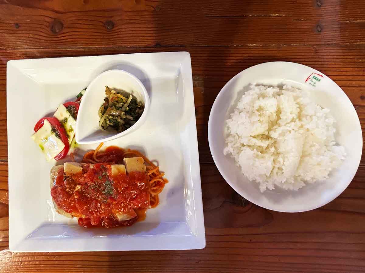 鶏肉のコンフィ風 曽爾トマト仕立て・ライスまたは米粉バケット