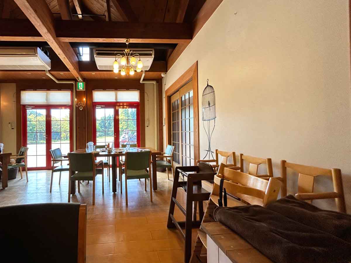 レストラン内のストーブ前の席