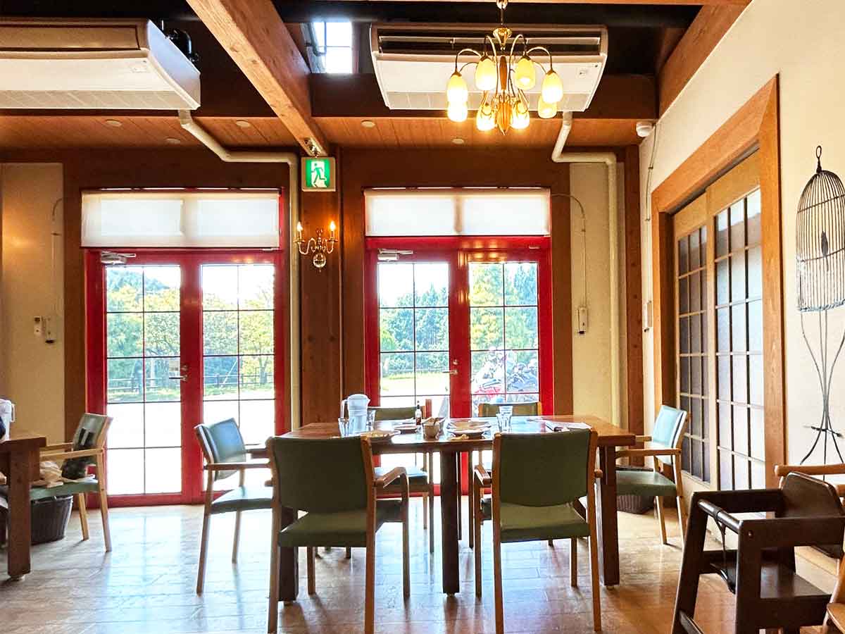 窓側の席 お客が退席した直後