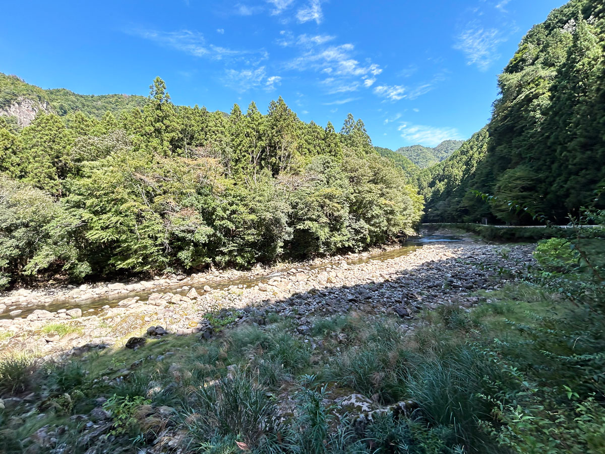 豊かな山あいを流れる青蓮寺川・しょうれんじがわ