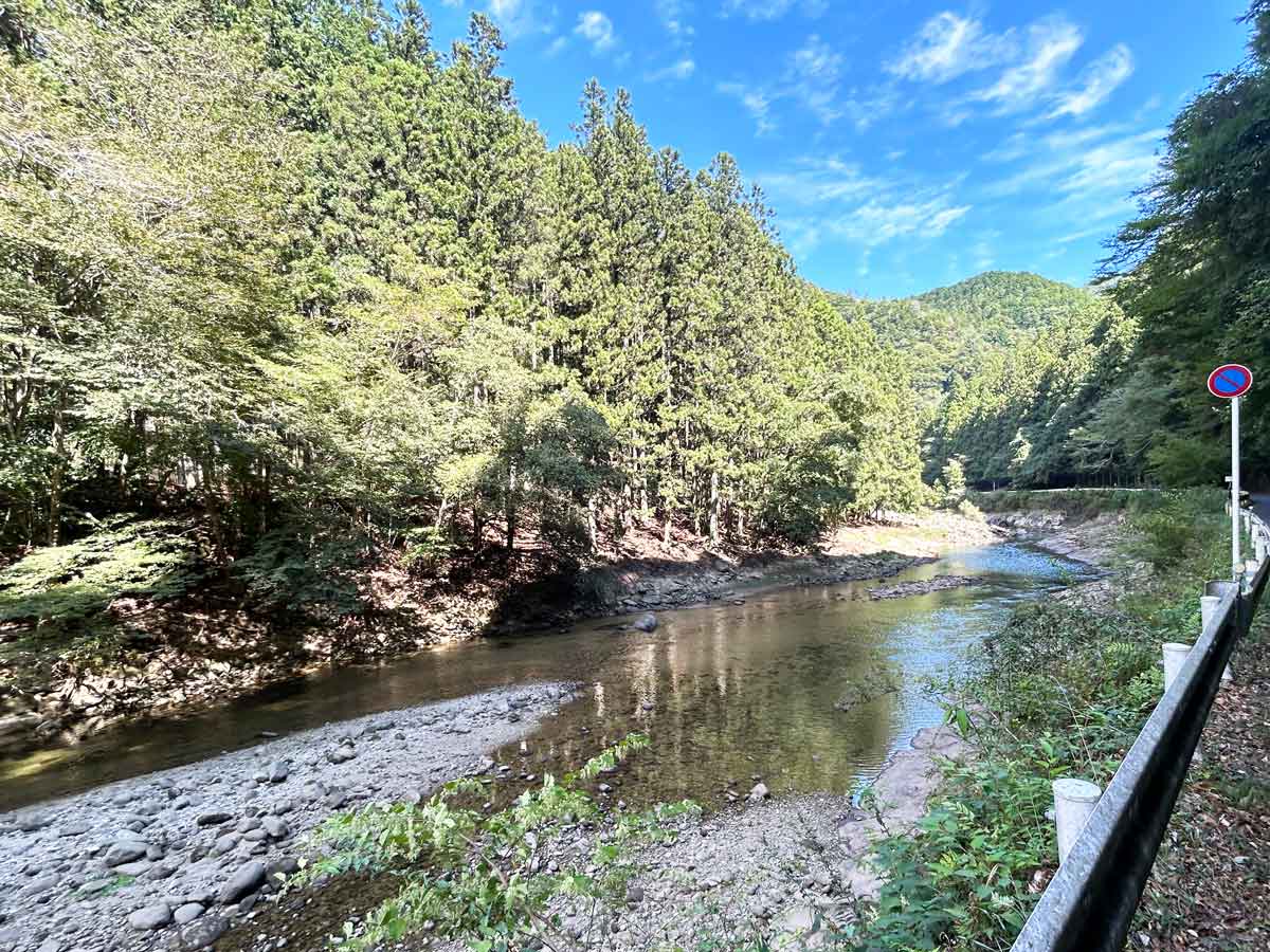 雨宿岩の前の青蓮寺川