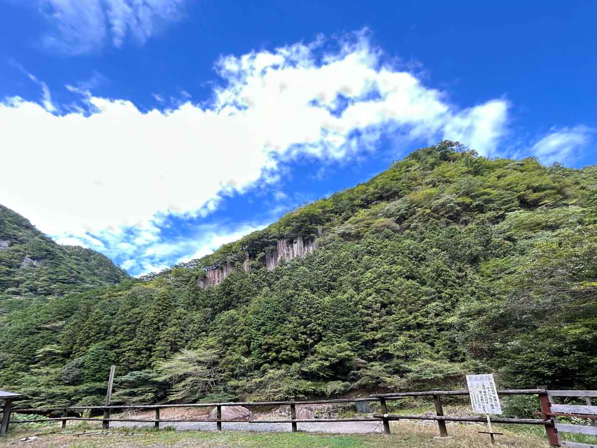 山に柱状節理が見えます