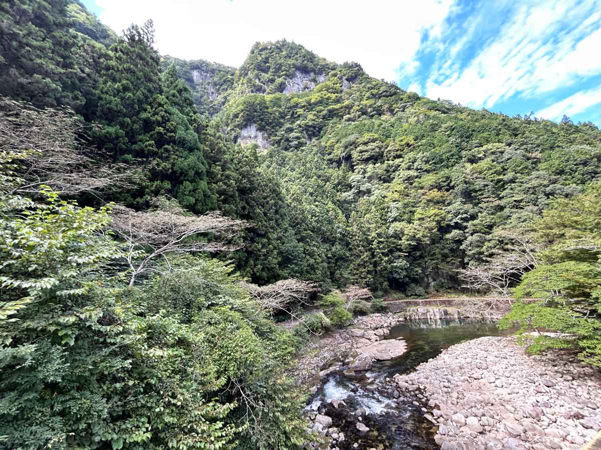 川釣りをしている人がいました・鮎かな?