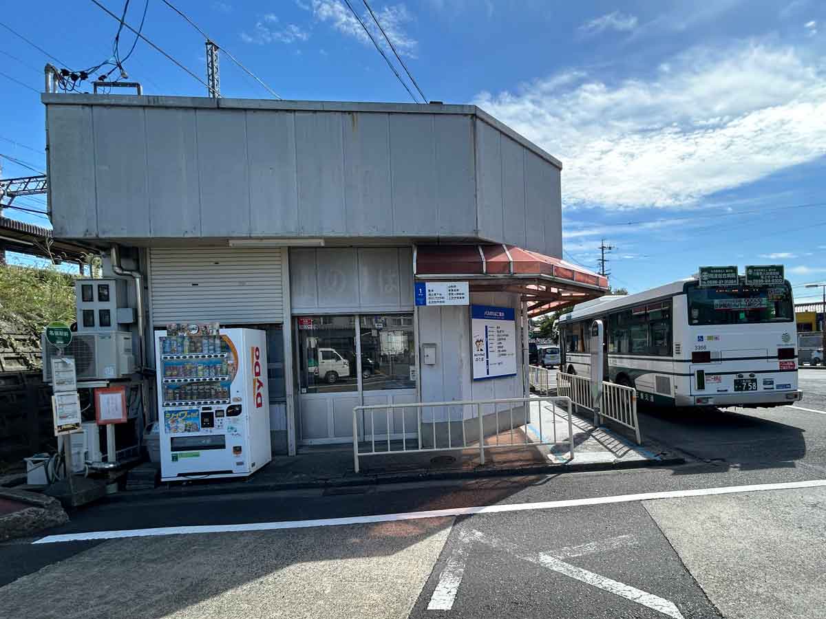 近景、バス停1番から曽爾高原行きのバス20系統が出ます