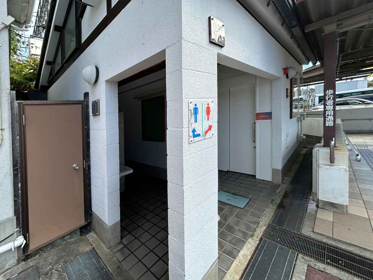 清掃の後で床がまだ濡れているようです