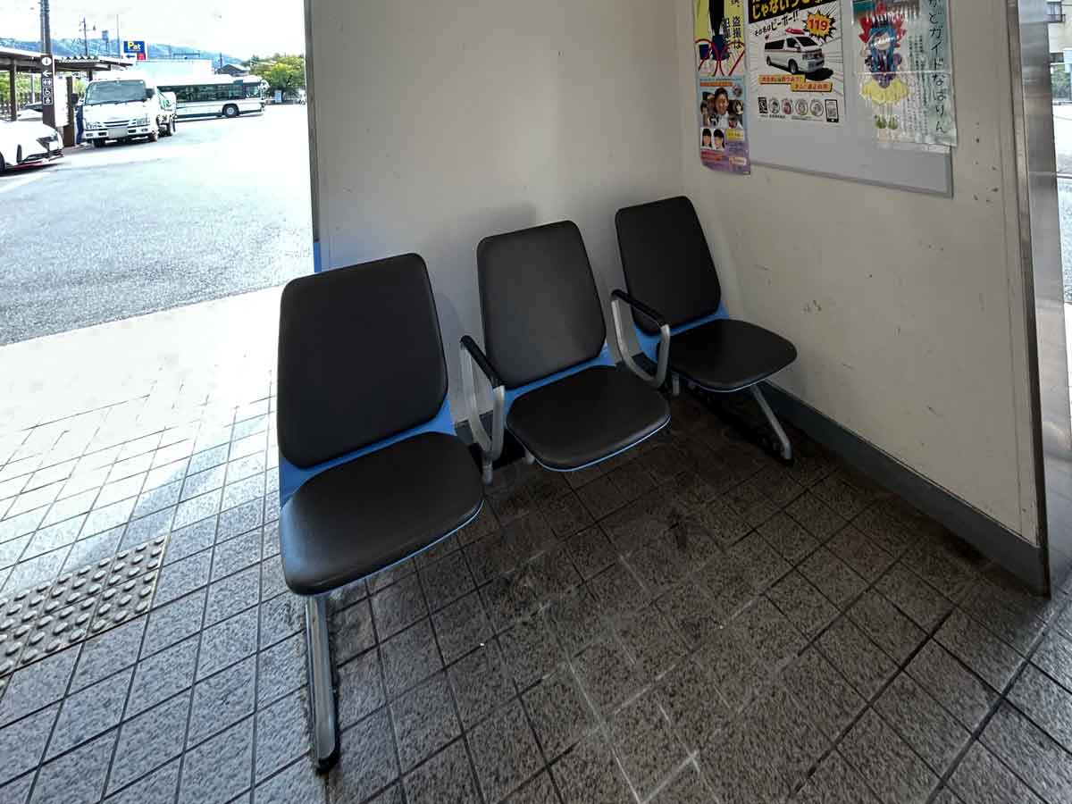 建物内・改札口の近くの椅子3個