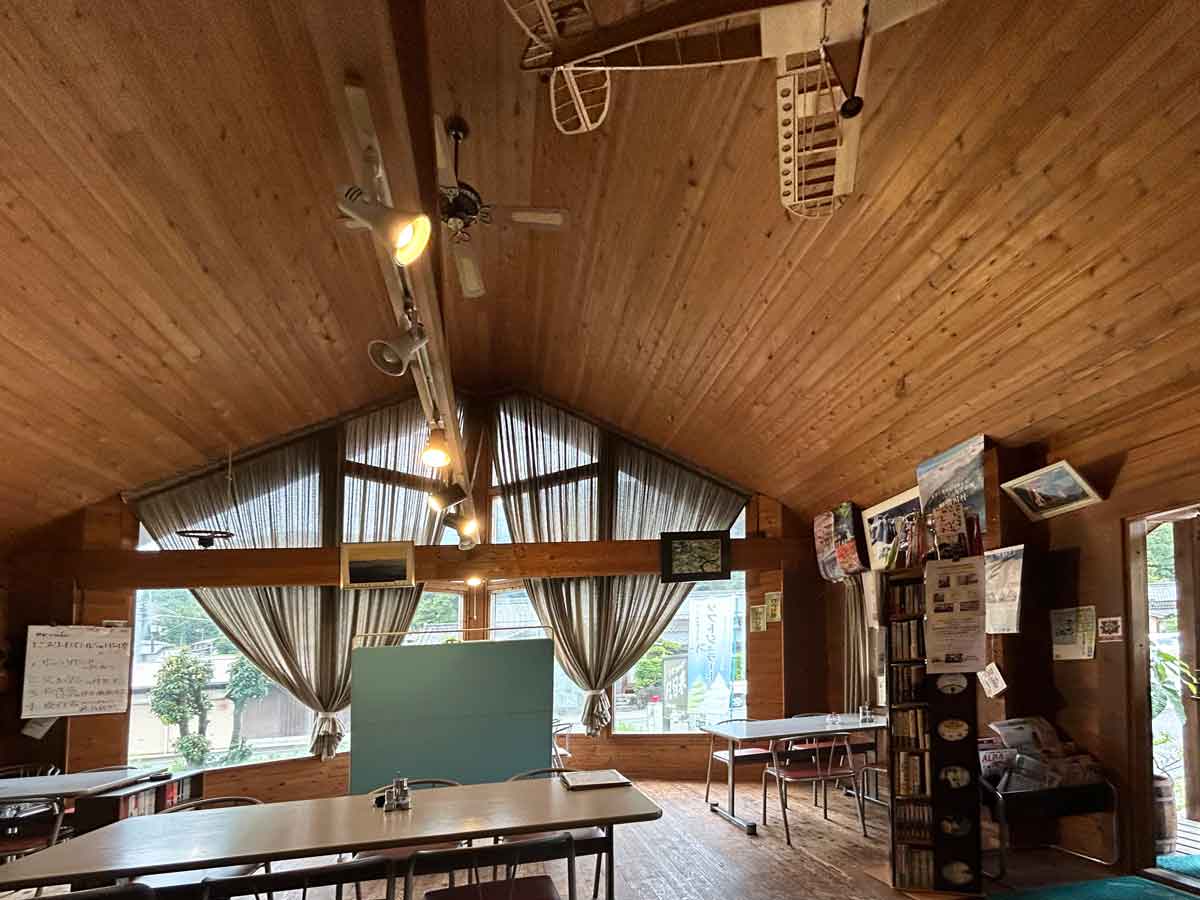 木の温もり感じるログ風カフェ・高天井のある癒やし空間