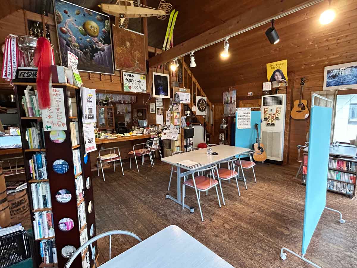 2階のあるログハウス風建物・高い天井