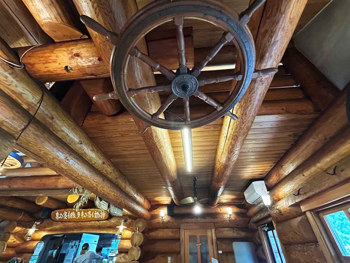 舵輪のある天井