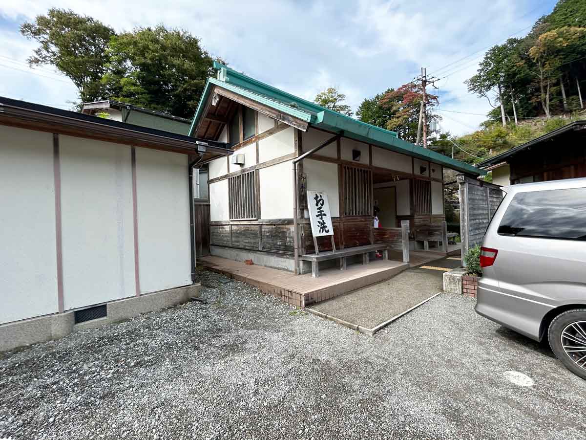 トイレは敷地内にあり