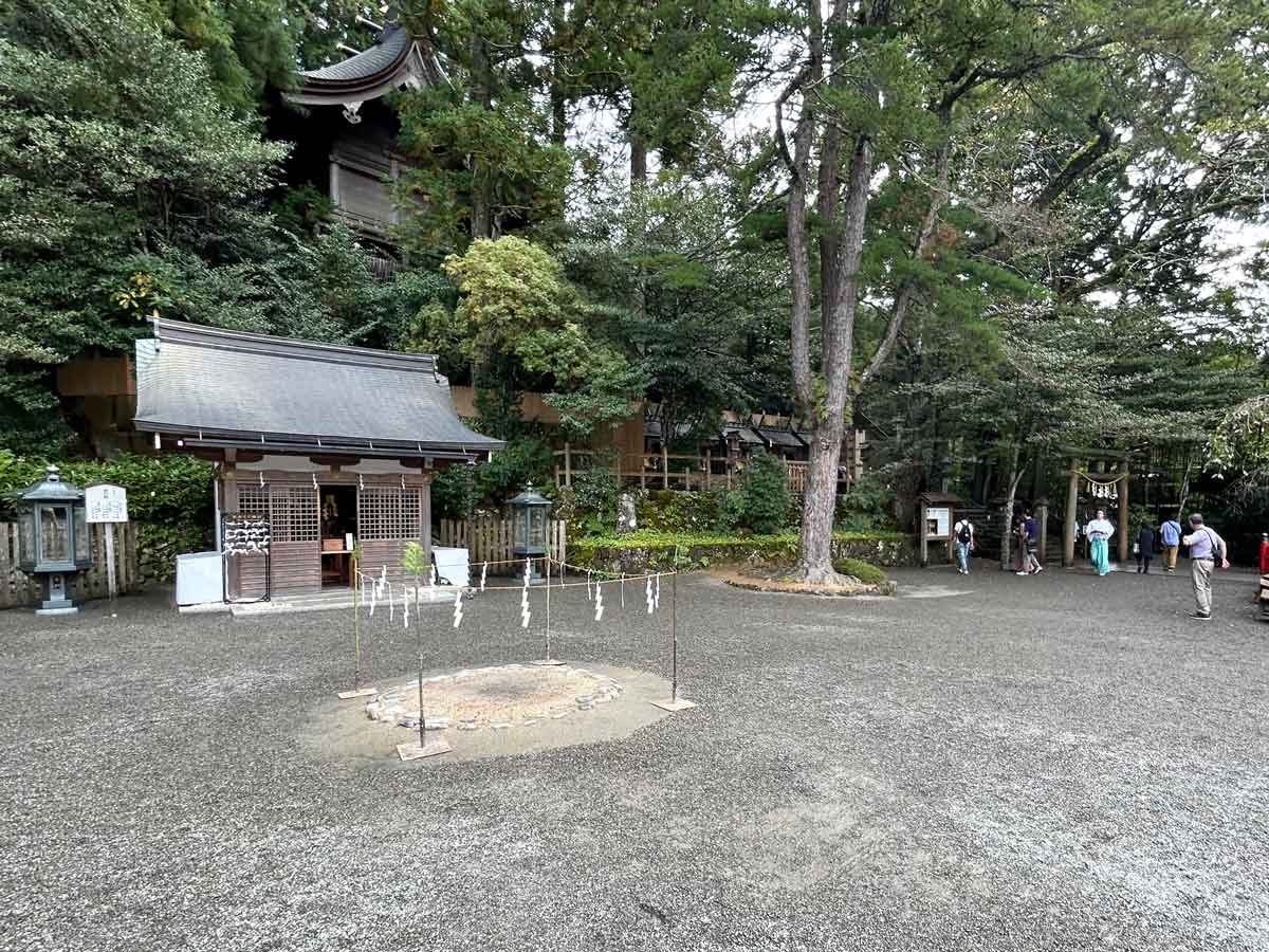 本殿の屋根が見える・本殿と拝殿は写真撮影禁止