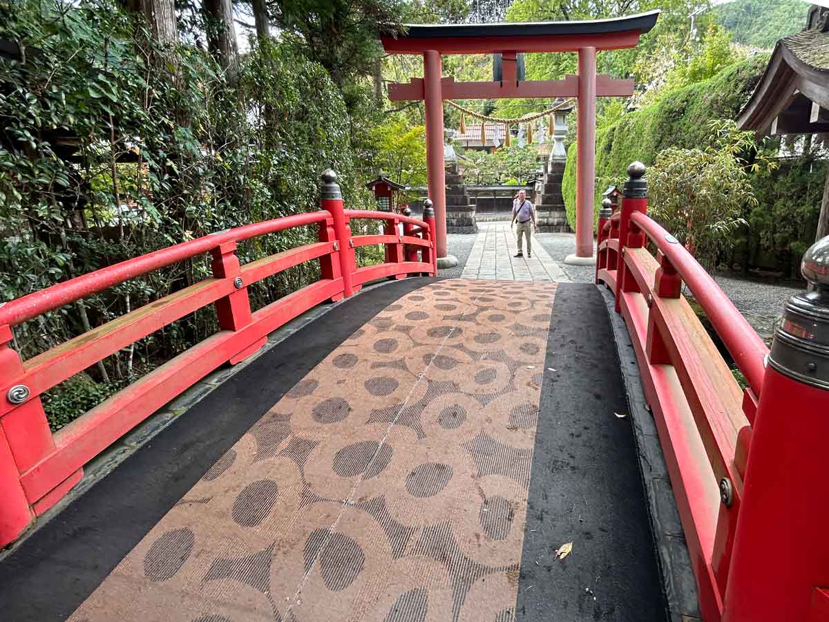赤い鳥居と太鼓橋