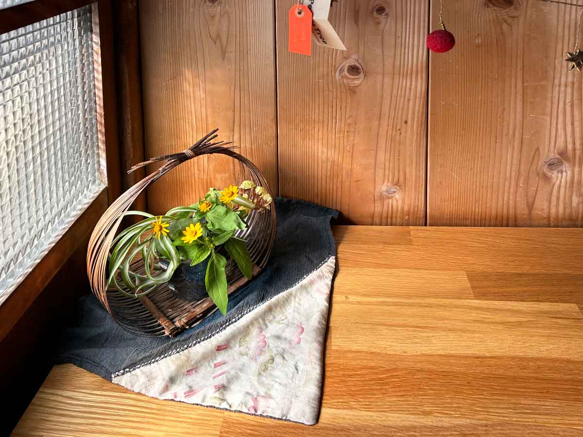 野の草花が生けられた、山野草スタイルの装飾