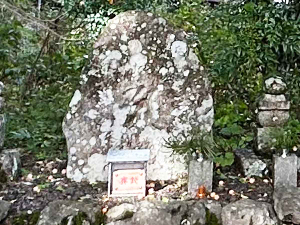 苔むした「阿字観碑」。密教の瞑想“阿字観”の世界が、この地に息づいています